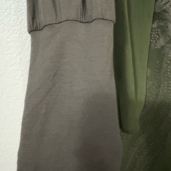 Very pretty mossy green embroidered long sleeve dress. V neck with tie bow. - Picture 4 of 14